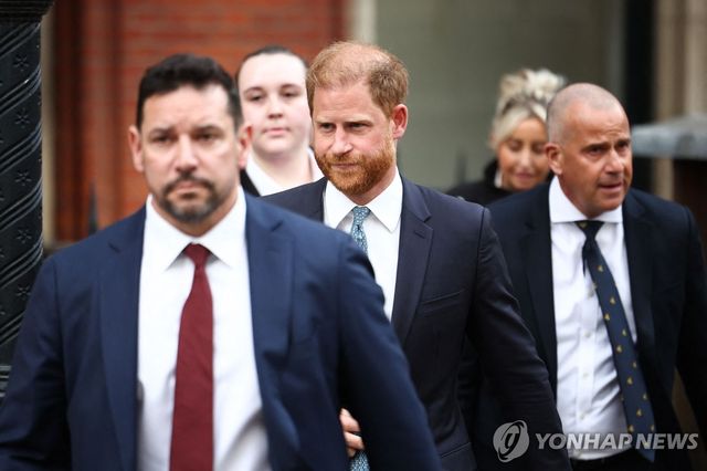 법원을 나서고 있는 해리 왕자