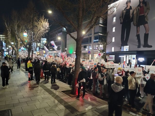 윤석열 전 대통령의 대선 재출마 등을 요구하며 행진하는 지지자들