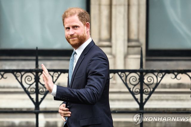 법원 나서는 해리 왕자