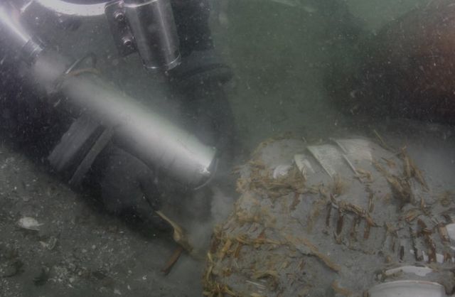 마도 4호선 분청 꾸러미를 조사하는 모습 