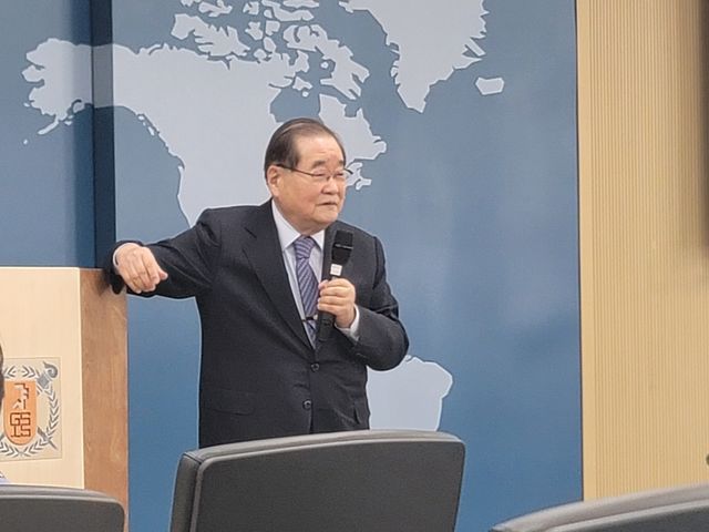 8일 오후 서울대 김구포럼이 주최한 특강에서 발언하는 이종찬 광복회장 모습