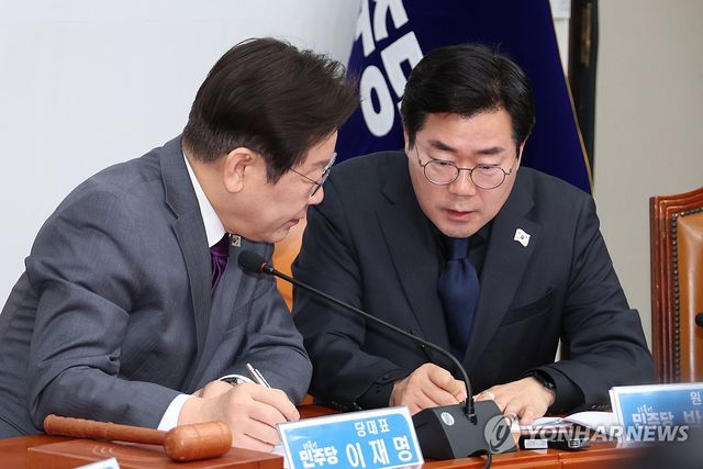 박찬대 원내대표와 대화하는 이재명 대표