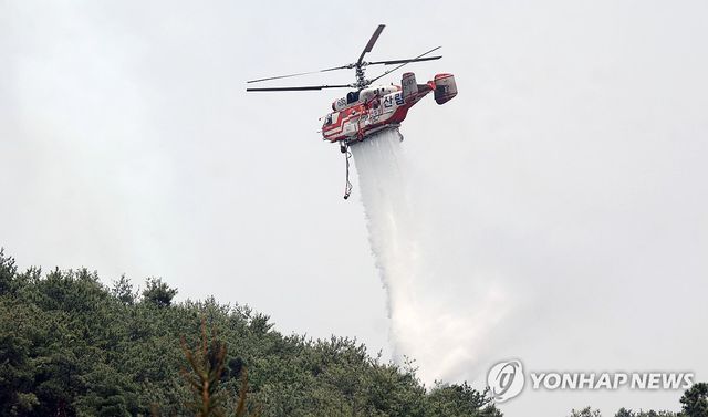 산불 진화하는 헬기
