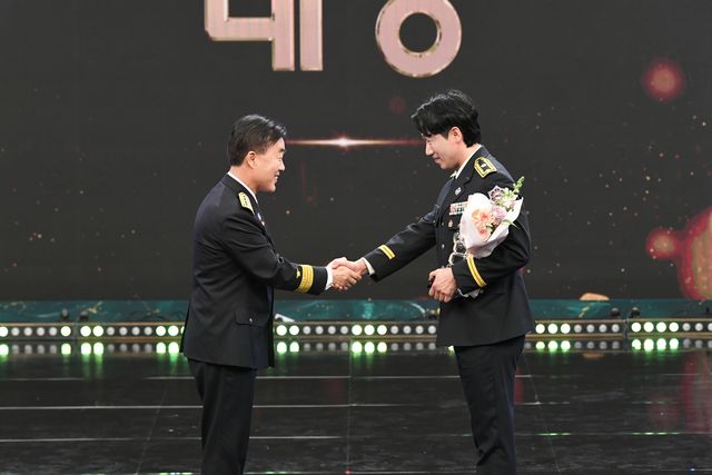 '제30회 KBS 119상' 대상 수상자인 고헌범 소방관(오른쪽)