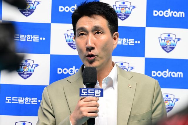 인터뷰하는 한국전력의 권영민 감독