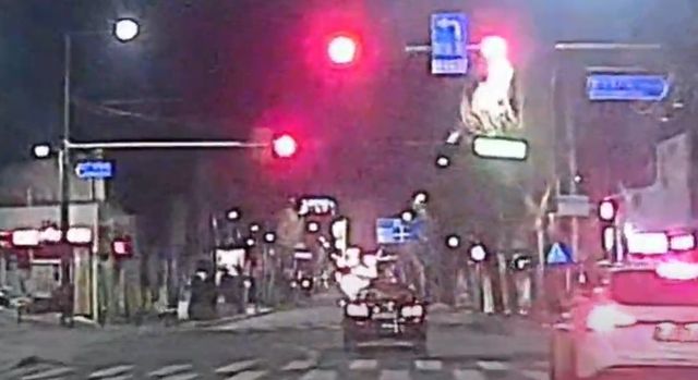 신호 위반하는 A씨 차량