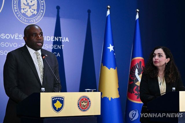 2일 오스마니 코소보 대통령과 기자회견 하는 래미 장관