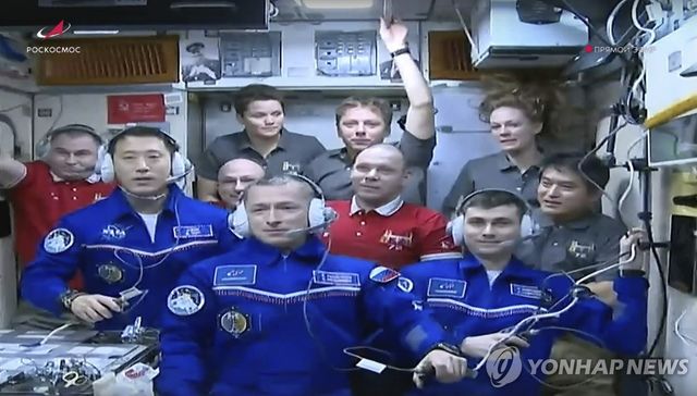 ISS에 도착한 조니 김(왼쪽 파란옷)