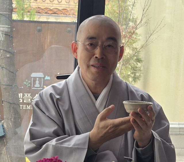 도반이 주고 간 오래된 찻잔 보여주는 동은스님