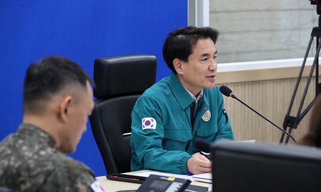 도 긴급안보대책회의 진행하는 김진태 지사