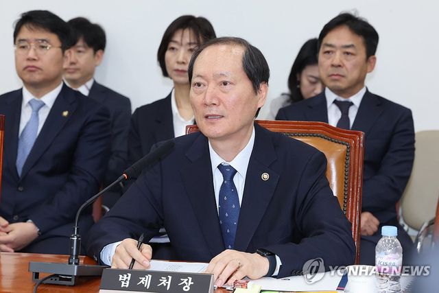 답변하는 이완규 법제처장