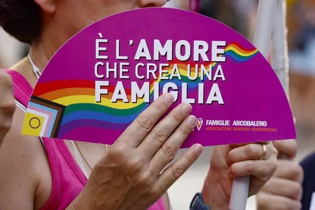 성소수자 가족 권리 지지하는 내용의 선풍기 모양 피켓