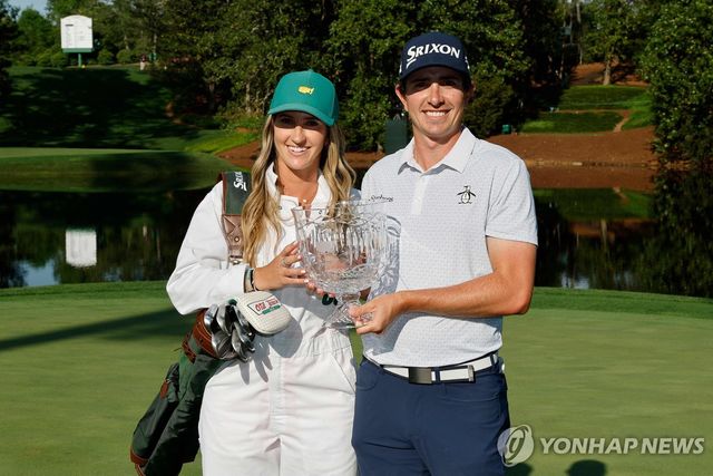캐디 맡은 여자친구와 파3 콘테스트 우승 트로피 든 에차바리아