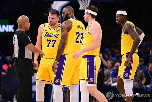 심판에게 항의하는 레이커스 선수들