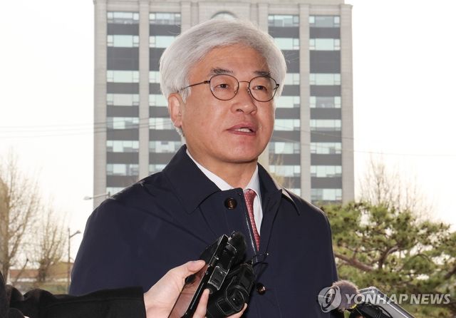 취재진 질문에 답하는 마은혁 재판관