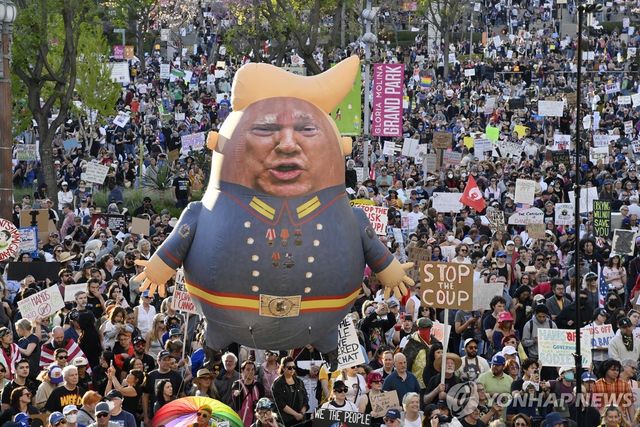 로스앤젤레스에서 개최된 도널드 트럼프 대통령 반대 시위