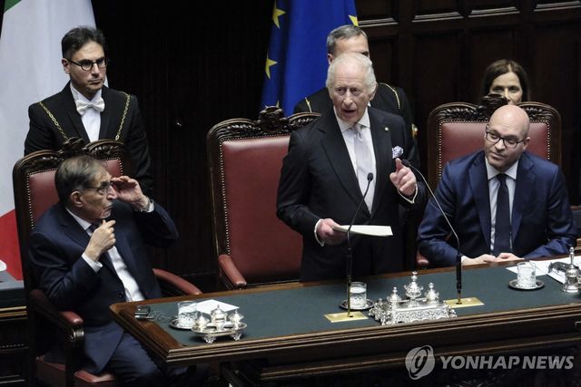 이탈리아 의회에서 연설하는 찰스 3세 국왕
