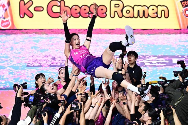 흥국생명 동료들이 헹가래 쳐주는 김연경(중앙)