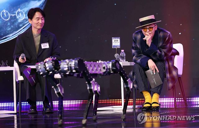 사족로봇 춤 지켜보는 지드래곤