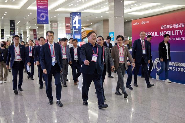 2025 서울모빌리티쇼 현장을 방문한 민주당 의원단