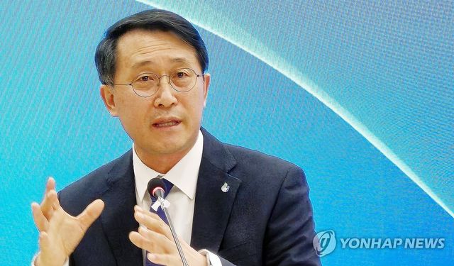 간담회서 답변하는 김일환 제주대 총장