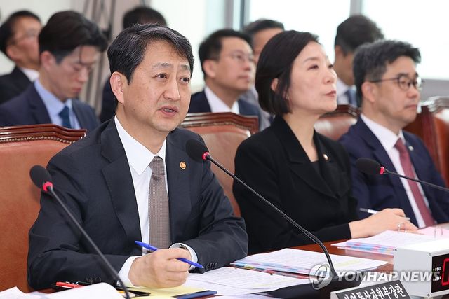 미국 관세 정책 현안질의에 답하는 안덕근 장관