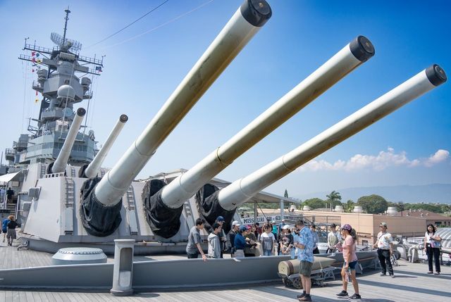일본인 단체관광객이 미주리호를 살펴보고 있다. [사진/성연재 기자]