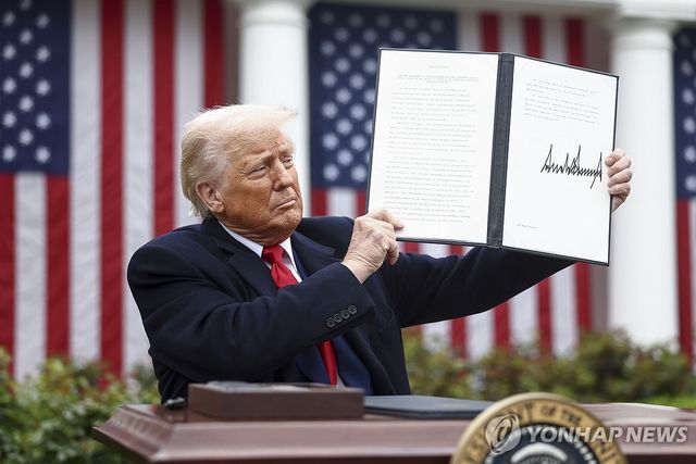 상호관세 행정명령 보여주는 트럼프 대통령. [EPA=연합뉴스]