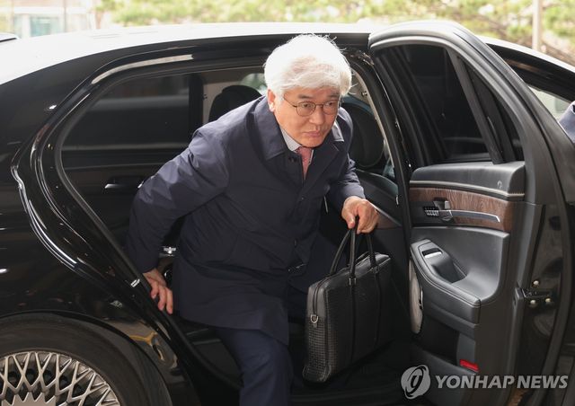 출근하는 마은혁 재판관