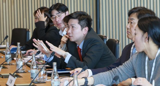 논의하는 유승민 체육회장(중앙)과 김관영 전북지사(오른쪽에서 2번째)