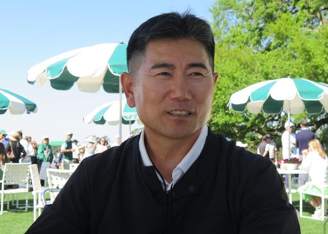 8일(현지시간) 오거스타 내셔널 골프클럽 클럽하우스 앞에서 취재진 만난 양용은