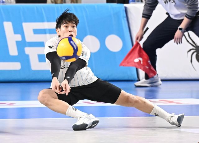 처음 FA 자격을 얻은 현대캐피탈의 리베로 박경민