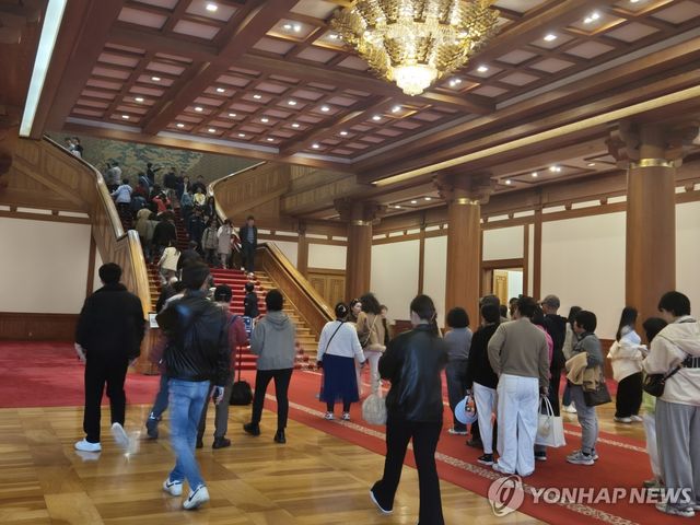 사진 찍기 위해 줄 서 있는 방문객들