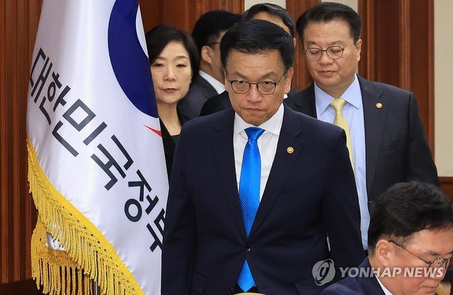 회의장 들어서는 최상목 부총리