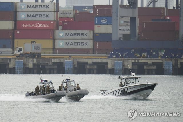 8일(현지시간) 파나마 운하 인근 순찰하는 미-파나마 군 선박