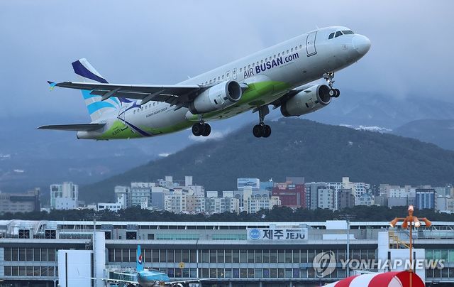 지난 2월 4일 오전 제주공항 활주로에서 항공기가 이륙하고 있다. [연합뉴스 자료사진]