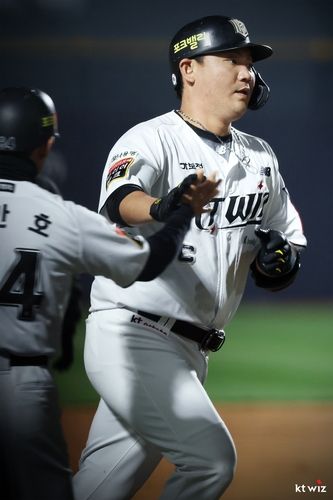 9일 경기에서 홈런을 치고 홈으로 들어오는 kt 장성우.