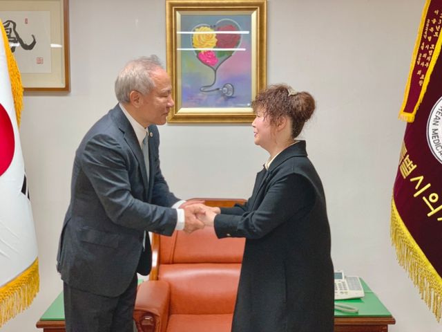 산불 피해 현장 방문한 황규석 서울시의사회장(왼쪽)