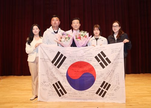 종목별 국가대표 선수들로부터 태극기를 선물 받은 신임 김택수 선수촌장
