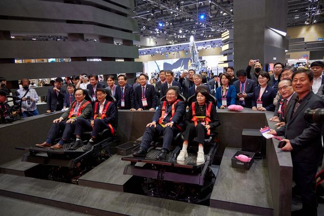 HD현대의 4D라이드 체험하는 더불어민주당 의원단