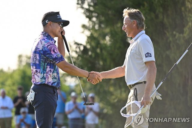 지난해 9월 PGA 투어 챔피언스 어센션 채리티 클래식 연장전 승리 이후 랑거와 인사하는 양용은