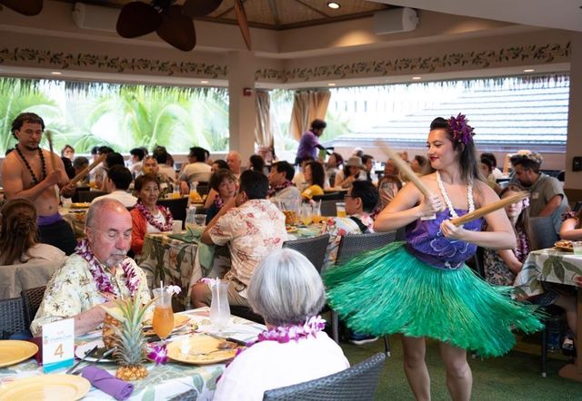 로열 하와이안 센터에서 식사와 함께 즐기는 훌라 댄스 [사진/성연재 기자]