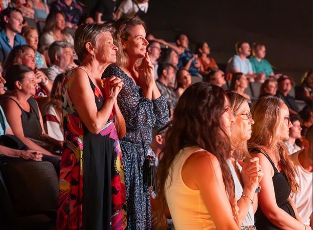 태양의 서커스를 보고 기립박수를 치는 관객 [사진/성연재 기자]