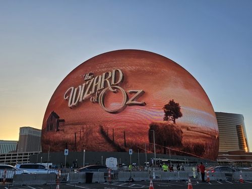 라스베이거스 스피어 외관을 장식한 '오즈의 마법사'