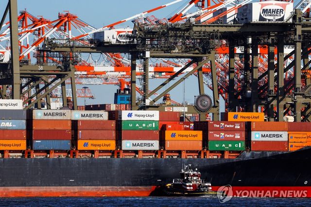 미국 뉴저지 항구의 화물선