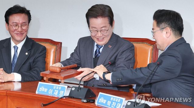 의사봉 넘기는 이재명 대표