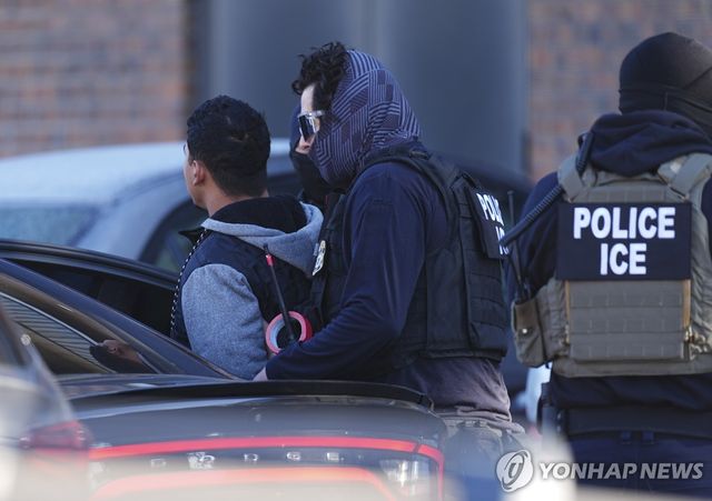 불법 체류자를 체포한 이민세관단속국(ICE) 요원