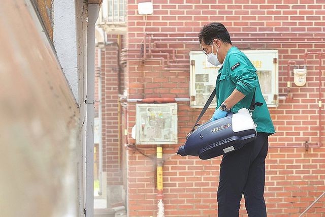 작년 6월 러브버그 방역 작업 중인 이기재 양천구청장. [서울 양천구 제공. 재판매 및 DB 금지]