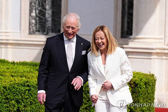 환하게 웃는 찰스 3세와 멜로니 총리