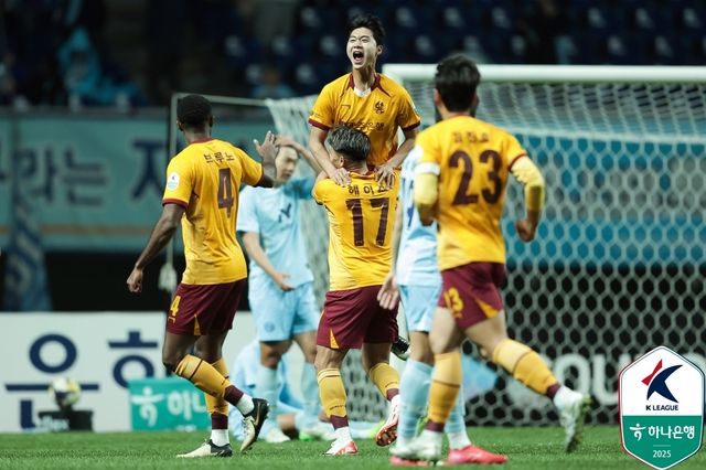 골세리머니를 펼치는 광주 강희성